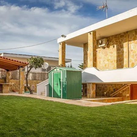 Spacious With Garden In Marathonas