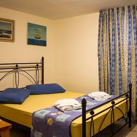 Apartment Spacious With Garden In Marathonas *