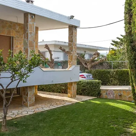 Apartment Spacious With Garden In Marathonas *